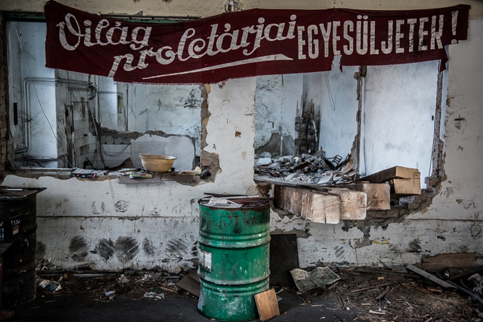A kiköltözés után kerültek elő a feliratok, amiket az unatkozó dolgozók viccből ki is akasztottak