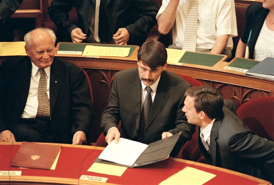 2000. június 5. - Rendkívüli ülés keretében választ köztársasági elnököt a magyar országgyűlés. Az egyetlen jelölt Mádl Ferenc akadémikus, akit a koalíciós szerződés értelmében a Fidesz-FKGP ajánlott. 