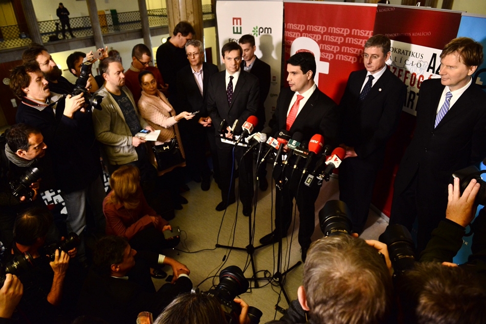 Hivatalosan is felállt az ellenzéki szupercsoport kedden. Az előzetes sajtóhíreknek megfelelően alakult a közös ellenzéki lista eleje. Mesterházy Attilát Bajnai Gordon, Gyurcsány Ferenc, Fodor Gábor és Szabó Tímea követi. Gyurcsány Ferenc szerint Mesterházy ''nagyon jó miniszterelnöke lesz ennek az országnak''.