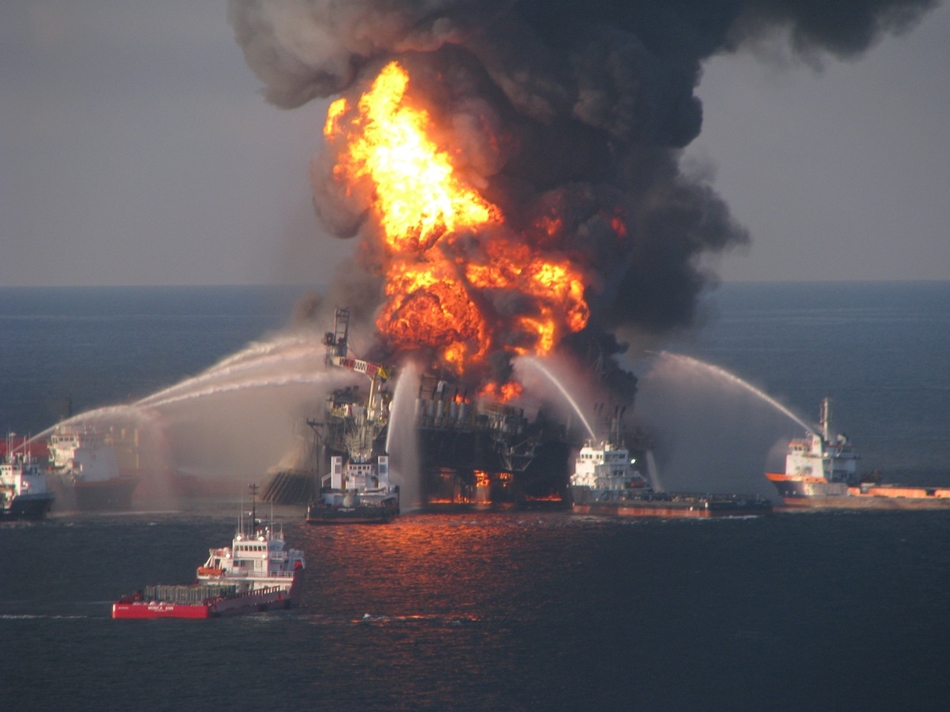 Az erőltetett olajkitermelés veszélyezteti a tengerek élővilágát. Égő fúrótorony a Mexikói öbölben.