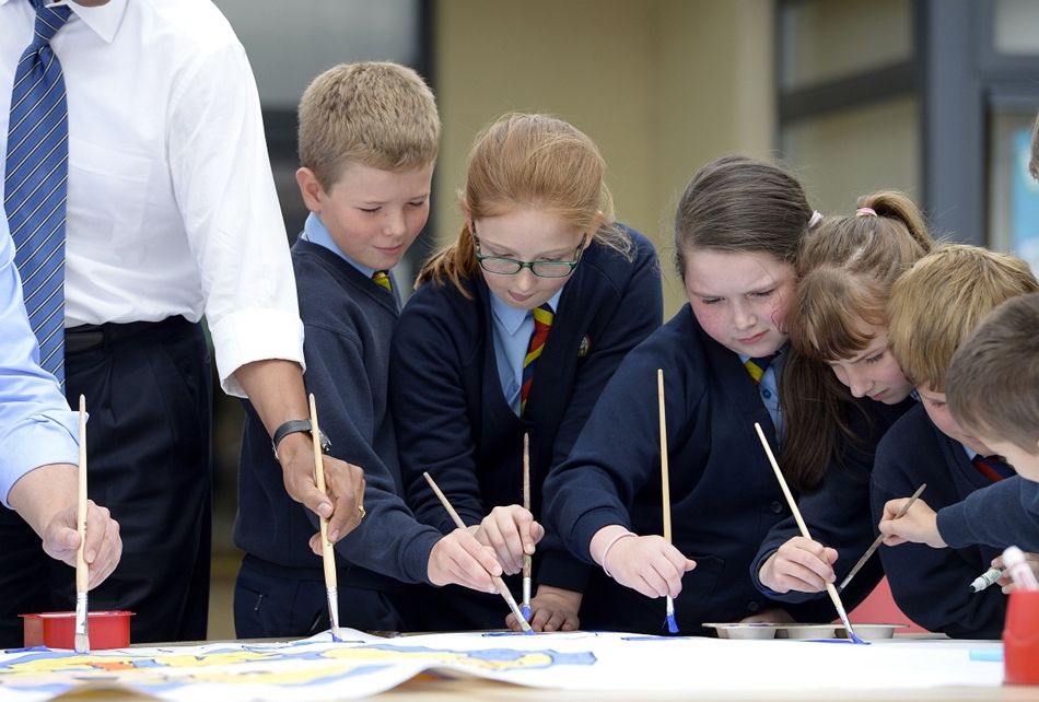 Enniskillen, Észak-Írország - Barack Obama és David Cameron festeget iskolásokkal 