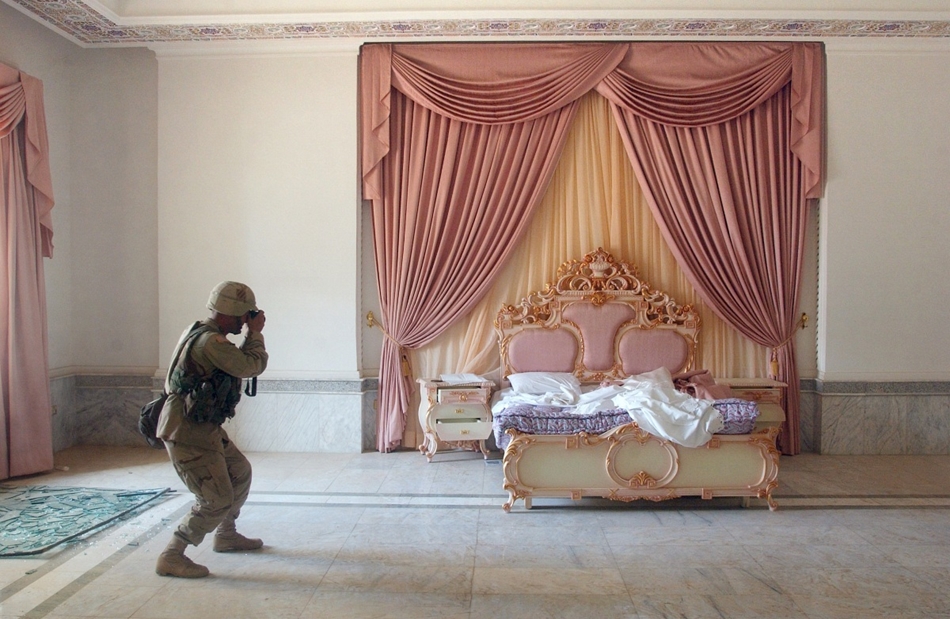 2003. április 13. - Craig Zentkovich amerikai őrmester fotózza Szaddám Husszein bagdadi palotájának egyik hálószobáját