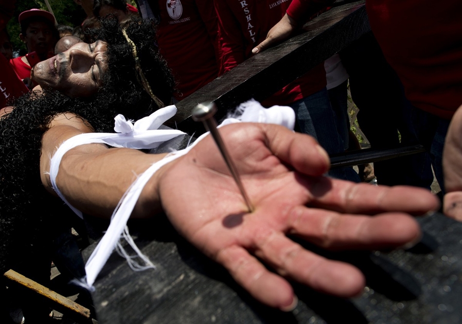 Pampanga, Fülöp-szigetek - hívők feszíttetik keresztre magukat, így emlékezve Jézus szenvedéseire