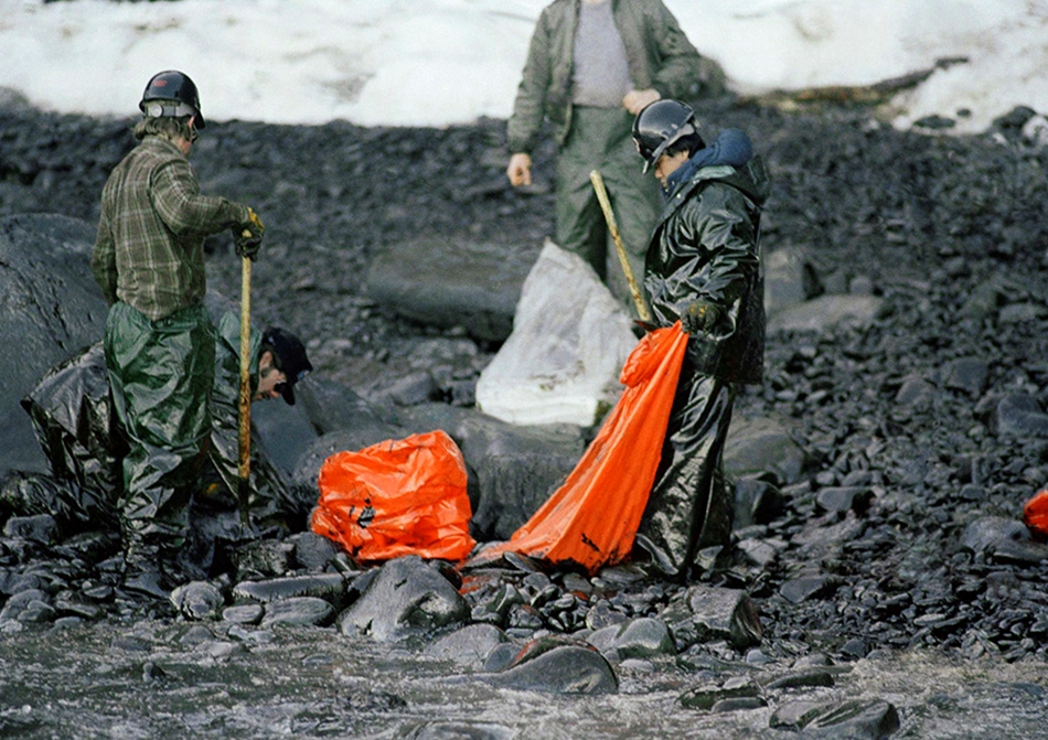 A Deepwater Horizon katasztrófája a legsúlyosabb olajbalesetté válhat az Egyesült Államok történetében, ha az olaj eléri a partokat. Az Exxon Valdez társaság Alaska Prince hajójának 1989-es balesete során 33 millió liter olaj ömlött a tengerbe, mérhetetlen károkat okozva. A fúrótorony balesetével ennek többszöröse jutott a Mexikói-öböl vizébe. Az archív felvétel Alaszka partjainál készült. 