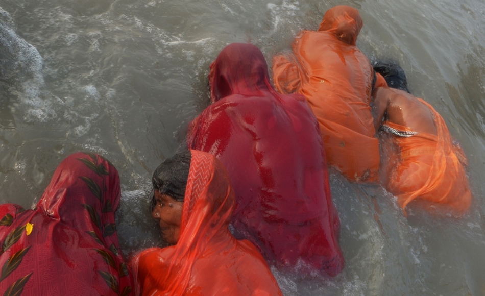 Hindu hívők merítkeznek meg a Gangesz folyóban a Kalkuttától mintegy 140 km-re délre fekvő Gangaszagarban az évenkénti Makar Szankranti hindu ünnepen az észak-indiai Alláhábádban. Az ünnep alkalmából több millió hindu mártózik meg a szent folyóként tisztelt Gangesz vizében, hogy megtisztuljon bűneitől.