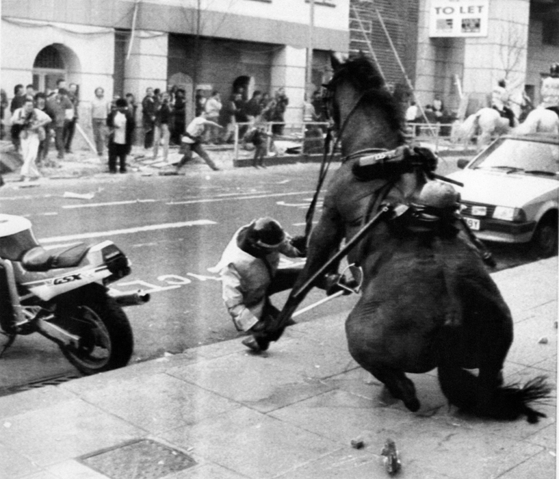 London, Egyesült Királyság: lováról leeső rendőr a Trafalgar téri zavargások idején 1990. márciusában.