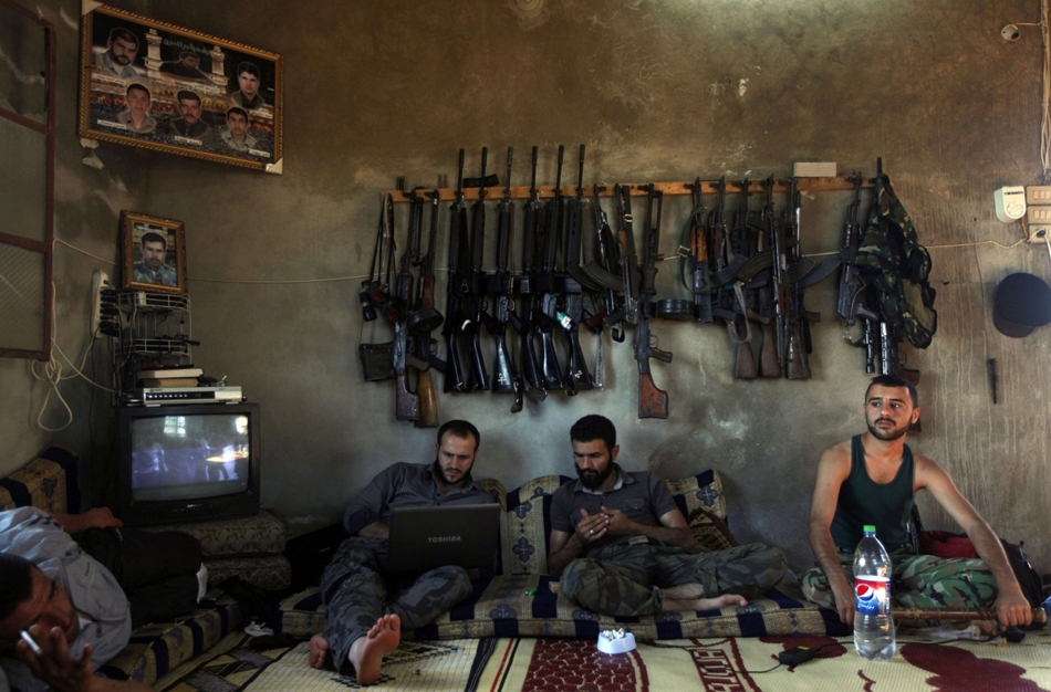 A Szabad Szíriai Hadsereg nevű felkelőszervezet harcosai pihennek a harcok szünetében.
