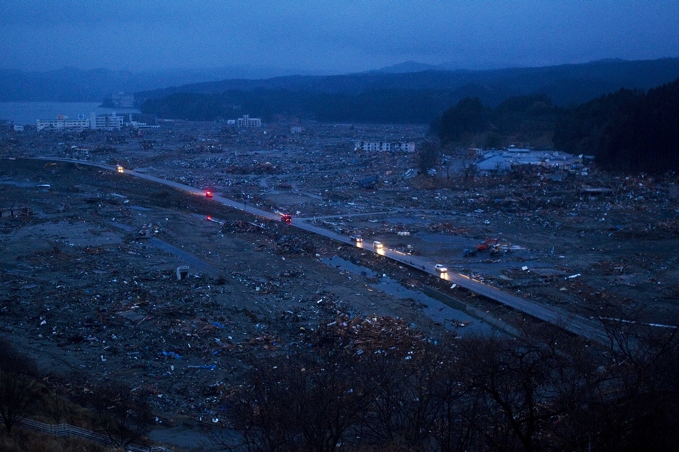 Éjszaka a japán cunami által elpusztított területen.