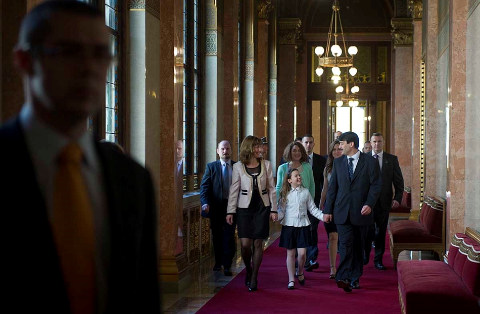 2012. május 2. - Áder János családjával érkezik a parlamentbe 