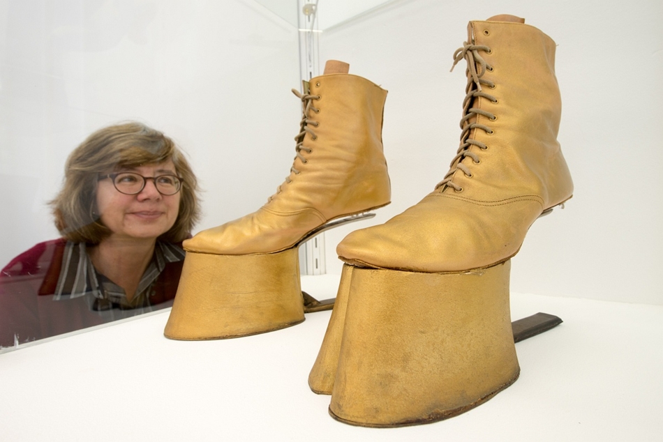 Deggendorf, Németország: Barbara Kistner cipész munkája a ''Black Rider'' című rock-operához a ''Zeigt Her Eure Schuh / Show Your Shoes'' (Mutasd a cipőd!) kiállításon.